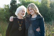 Großmutter umarmt Enkelin — Stockfoto