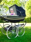 Bebê bonito sentado em carrinho — Fotografia de Stock