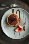 Chocolate tart with sauce and strawberry — Stock Photo