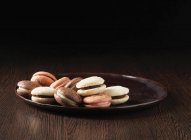 Plate of sweet macaroon cookies — Stock Photo