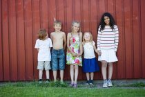 Kinder stehen gemeinsam an der Wand — Stockfoto