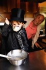 Хлопчик чарівник дегустація приготування — стокове фото