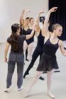 Танцівниці балету практикують у балеті — стокове фото