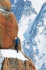 Homme alpinisme — Photo de stock