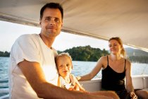 Усміхаючись, сімейного відпочинку в човні — стокове фото