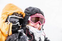Jovem casal em óculos de esqui — Fotografia de Stock
