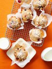 Berry oat muffins on cooling rack — Stock Photo