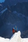 Dos personas senderismo en la montaña - foto de stock