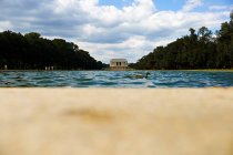 Вид через бассейн на Мемориал Линкольна — стоковое фото