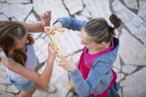 Meninas jogando jogo de cordas — Fotografia de Stock
