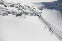 Bergsteiger durchqueren Tiefschnee — Stockfoto