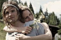 Abraço de casal no prado rural — Fotografia de Stock
