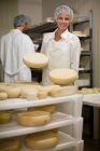 Lavoratore in una latteria di formaggio — Foto stock