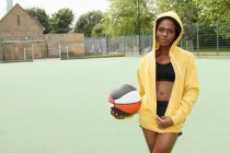 Frau läuft auf Basketballplatz — Stockfoto