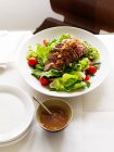 Яловичий салат з соусом — стокове фото