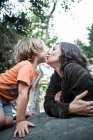 Sohn küsst Mutter im Wald — Stockfoto