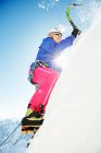 Альпинистка с помощью ножа для льда — стоковое фото