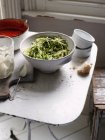 Миска з овочами з соусом — стокове фото