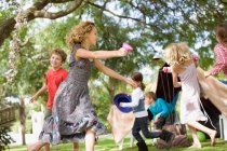 Kinder spielen gemeinsam auf Hinterhof — Stockfoto