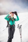 Esquiador feminino tirar fotos — Fotografia de Stock