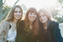Girls smiling together — Stock Photo
