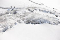 Montañistas atravesando nieve profunda - foto de stock
