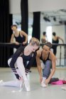Balletttänzer binden Spitzenschuhe — Stockfoto