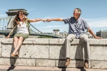 Paar hält Händchen auf Brücke — Stockfoto