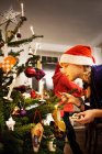 Mädchen schmücken Weihnachtsbaum — Stockfoto