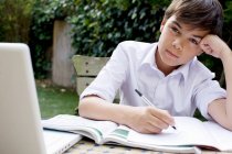 Jeune garçon avec cahier et stylo — Photo de stock