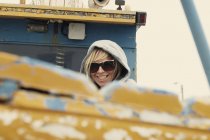 Усміхнена жінка на човні — стокове фото