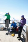 Kletterer ruht sich am Zaun in Bergen aus — Stockfoto