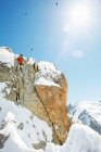Man rock climbing in mountains — Stock Photo
