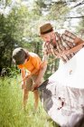 Padre e figlio piantare tenda — Foto stock