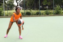 Frau spielt Basketball — Stockfoto