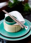 Чаша и палочки для еды на рисовом пароходе — стоковое фото