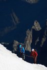 Medio adulto pareja montañismo - foto de stock