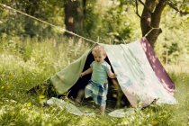 Kleiner Junge im selbstgebauten Zelt — Stockfoto