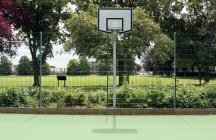 Баскетбольний майданчик у міському парку — стокове фото