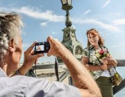 Man taking picture of wife — Stock Photo