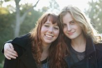 Teenager-Mädchen umarmen sich im Freien — Stockfoto