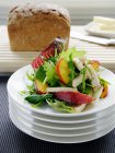 Салат з індичкою та персиком — стокове фото