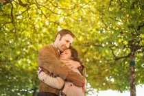 Casal abraço no parque — Fotografia de Stock
