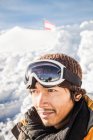 Porträt eines männlichen Skifahrers — Stockfoto