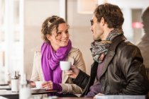 Paar trinkt Kaffee im Bürgersteig-Café — Stockfoto