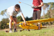 Männer spielen mit Spielzeugflugzeug im Park — Stockfoto