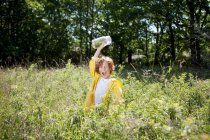 Garçon tenant pot dans le champ — Photo de stock