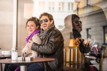 Paar trinkt Kaffee im Bürgersteig-Café — Stockfoto