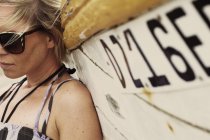 Жінка стоїть біля човна — стокове фото