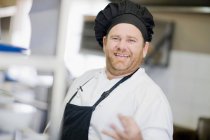 Chef no trabalho na cozinha — Fotografia de Stock